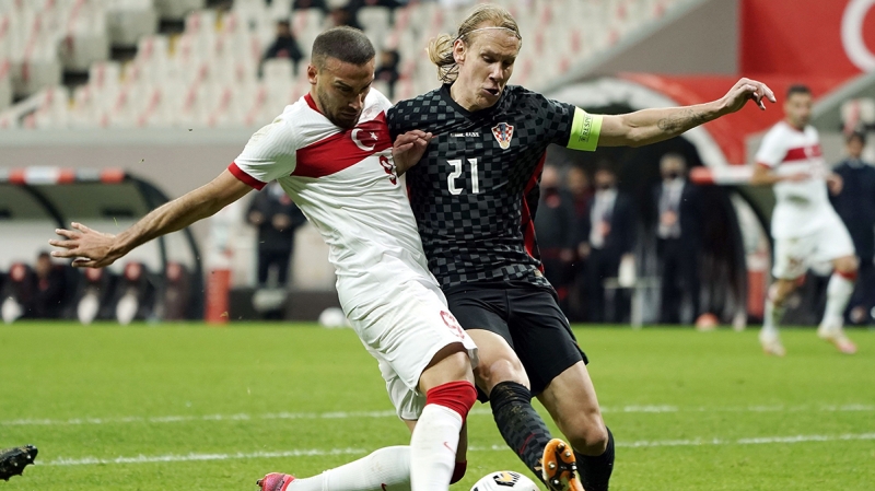 <p><b>CENK TOSUN</b><br></p><p><br></p><p>Domagoj Vida ma� boyunca eski tak�m arkada�� Cenk Tosun ile s�rekli m�cadele etti. Cenk Tosun'a yapt��� faul sonucu penalt�ya da sebebiyet veren Vida, devre aras�nda oyundan ��kt�.</p>