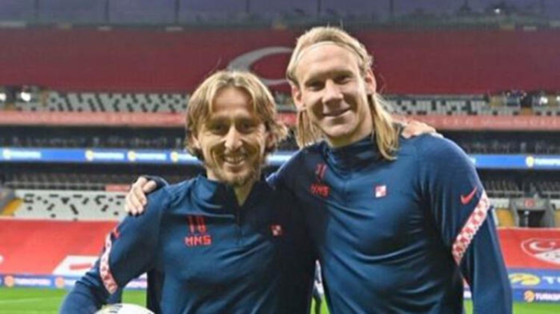 <p><b>LUKA MODR�C</b><br></p><p><br></p><p>Ma� �ncesi Real Madrid'in y�ld�z� Modric ile foto�raf �ektiren Vida, devre aras�nda kaptanl�k band�n� da Modric'e b�rakt�.</p>