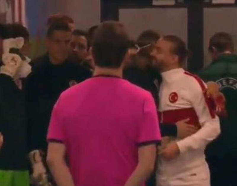 <p><b>CANER ERK�N</b></p><p><br></p><p>Ma� �ncesi eski tak�m arkada�� olan Caner Erkin ile Vida sar�l�p hasret gidermi�ti.</p>