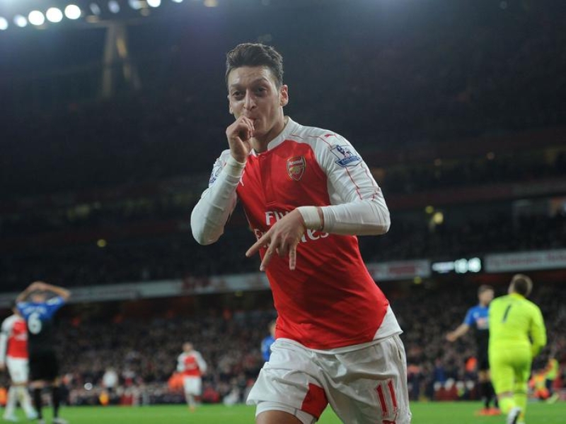 <p>Şimdilerde takımın hem UEFA Avrupa Ligi hem de Premier Lig kadrosundan çıkarılmış olsa da ilk transfer olduğu dönemde sergilediği tarihi performansla öne çıkan Mesut Özil'in boşluğunu doldurmak adına çalışmalar da başlamış durumda.</p>