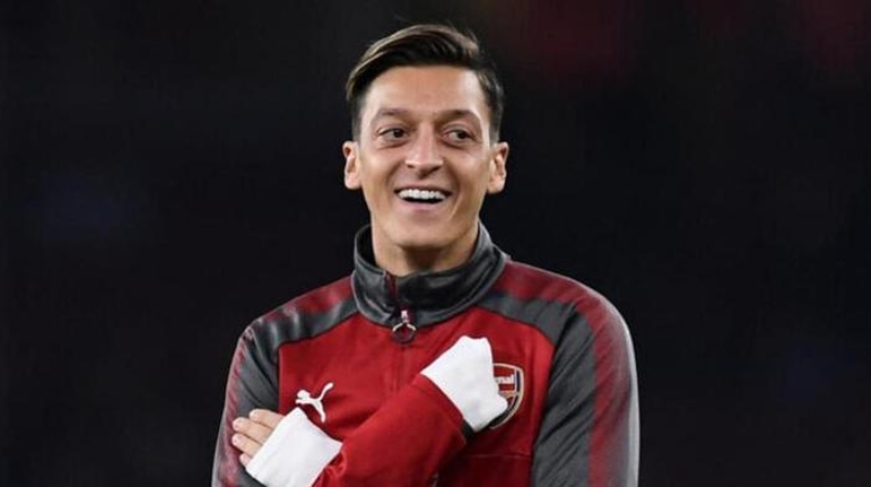<p>Ocak transfer döneminde iki ezeli rakibin Arsenal'e düşük bir bonservis bedeli ödeyerek transferi 6 ay öncesinden tamamlamak için girişimlerde bulunacağı ifade edildi.</p>