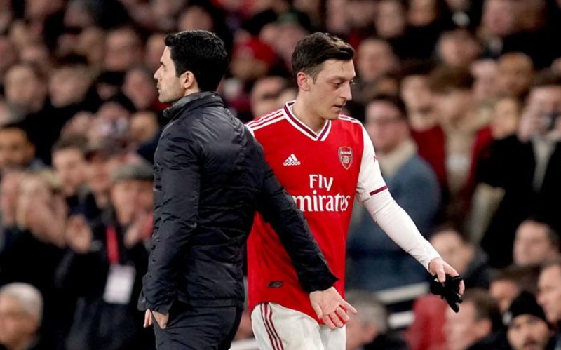 <p>İngiltere Premier Lig ekiplerinden Arsenal, sezon sonunda Türk asıllı yıldız Mesut Özil ile yollarını ayırmaya hazırlanıyor.</p>
