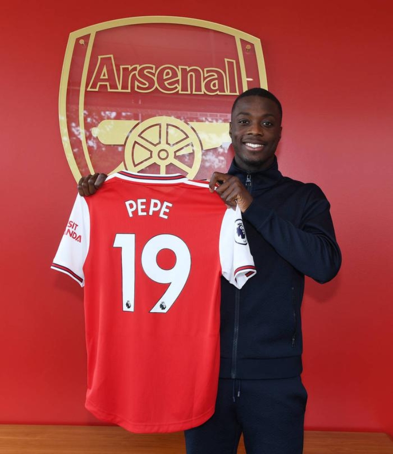 <p>Trabzonspor döneminde oyuncuyla Manchester United, Liverpool, PSV ve Lyon'un da ilgilendiğini fakat Lille'e transferi sonrası özellikle İngiliz ekiplerinin ilk etapta ilgisinin azalmış olabileceği belirtilmekteydi.</p>
