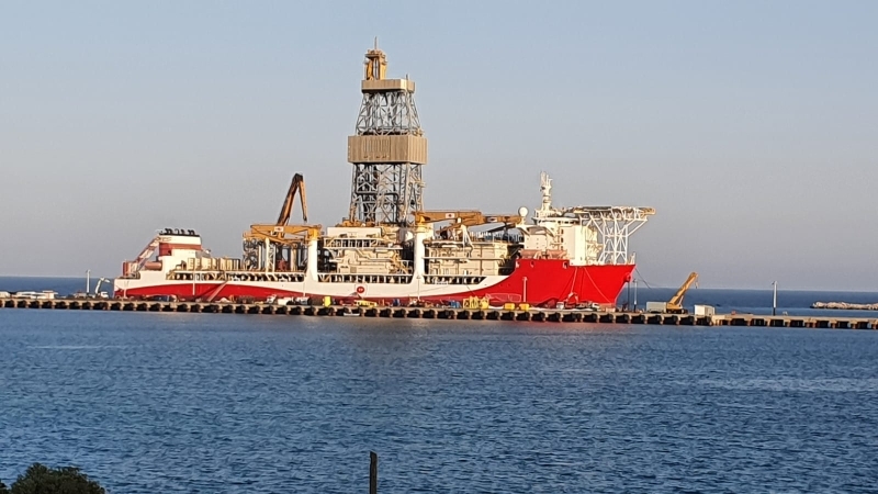 <p>'Oruç Reis, Antalya Kaş açıklarında Demre-1 lokasyonunda 6 bin 822 kilometrelik iki boyutlu veri topladı. Barbaros da Kıbrıs açıklarında Batı Güzelyurt-1 lokasyonunda üç boyutlu sismik araştırmalarına devam ediyor. Bugüne kadar 195 bin 525 kilometrelik alan detaylı bir şekilde tarandı. Zihinlerde canlanması için şöyle bir örnek vermek istiyorum. Belçika'nın yüz ölçümü yaklaşık 30 bin kilometre. Barbaros son görev yerinde Belçika'nın toplam yüzölçümünün 6,5 katı büyüklüğünde bir alan taradı. Elde ettiğimiz verilerin analiz edilmesiyle gemilerimizin Akdeniz'deki bir sonraki görev yerini belirleyeceğiz. 100 yıl önce nasıl Sevr'i yırtıp attıysak, bugün de Mavi Vatan'da bize dayatılmak istenen Sevr'i de aynı şekilde yırtıp attık. Uluslararası hukuku görmezden gelen bir anlayışla, sipariş üzerine hazırlatılan haritalar Akdeniz'in sularına gömüldü. Bölge ülkelerinin haklarını gasp ederek Doğu Akdeniz'in neredeyse tamamı üzerinde hak iddia etmek nasıl bir akıl tutulmasıdır anlamak mümkün değil.'</p>