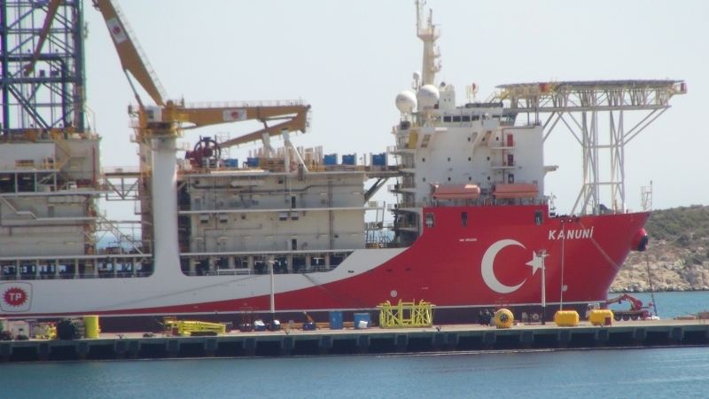<p>Türkiye Petrolleri Anonim Ortaklığı Genel Müdürü Melih Han Bilgin ise 227 metre uzunluk ve 42 metre genişliğe sahip Kanuni sondaj gemisinin en üst teknolojilerle donatıldığını söyledi.</p>