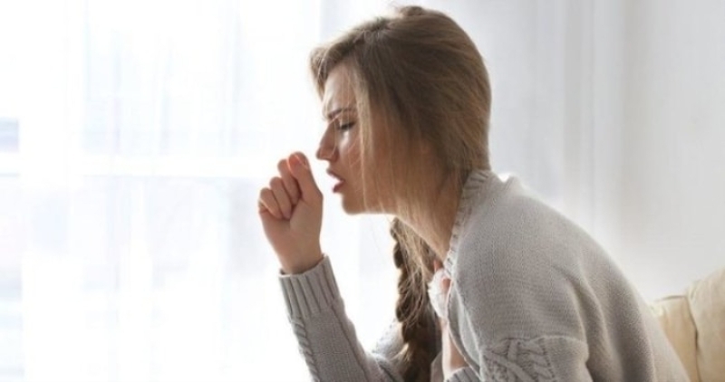 <p><b>Buhar banyosu</b></p><p><b><br></b></p><p>Kaynayan suyun ierisine bir miktar nane aromal vazelin koyarak buhar banyosu yapn. Bronlar aarak ksr kestii sylenmektedir.</p>