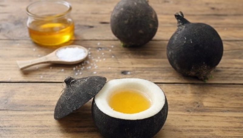 <p><b>Ball turp yntemi</b></p><p><b><br></b></p><p>Turpun ierisini bir miktar oyun ve dibini delin. Daha sonra turpu bardan ierisine yerletirin ve ierine bal ilave edin. Turpu o ekilde ertesi gne kadar bekletin ve bardaa damlam olan bal tketin.</p>