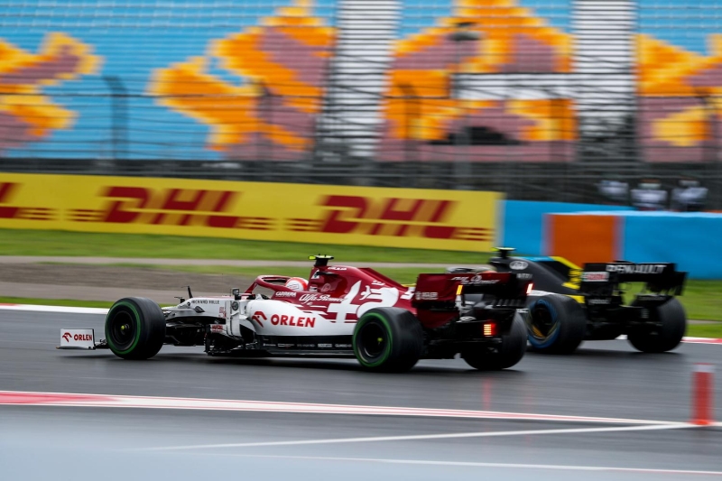 <p>Pilotların şikayetçi olduğu pist zemininin şartları zorlaştırması nedeniyle yarışın daha heyecanlı geçeceğini savunan Formula 1 severler, anketlerde İstanbul Park'taki yarışın çok keyifli geçeceği konusunda fikir birliğine vardı.</p>