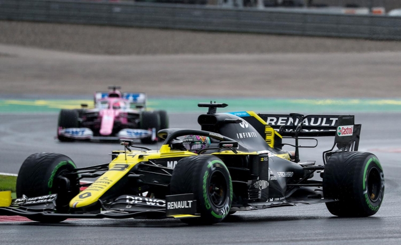 <p><b>YAĞMUR ŞARTLARI ZORLAŞTIRDI</b></p><p><br></p><p>Asfaltın yeni olmasından kaynaklı olarak dün ilk 2 antrenman turunda pilotlar oldukça sıkıntı yaşarken, bugün yaşanan sağanak yağış, şartları daha da zorlaştırdı. </p>