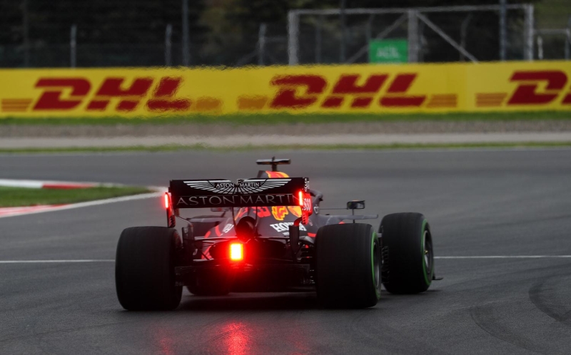 <p>Max Verstappen, Charles Leclerc ve Sebastian Vettel ise İstanbul Park'ta kaygan bir zemin olmasına zeminin yarışa kadar oturacağını ve çok keyifli bir yarış geçeceği konusunda hemfikir olduklarını dile getirdi.</p>