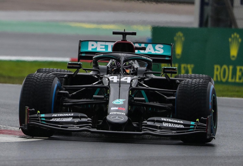 <p>Pilotlar klasmanı lideri Lewis Hamilton, dünkü antrenman seansınlarının ardından pistin çok kaygan olduğu konusunda şikayette bulunurken, birçok pilot da Büyük Britanyalı yıldıza destek verdi. </p>