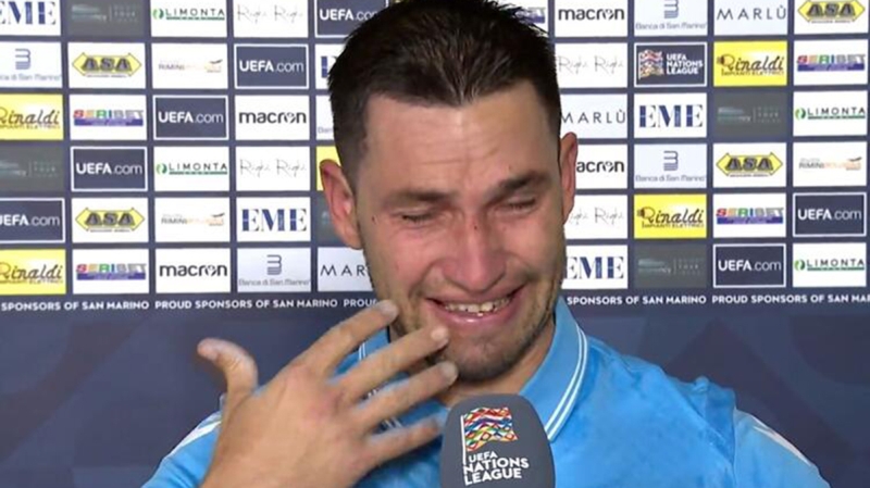 <p>Gözyaşlarına hakim olamayan Rossi, 'Ağlamayacağım demiştim ama ağlayacağım. Küçük ama kalbi büyük ülkeme armağan olsun.' sözlerini kullandı.</p>