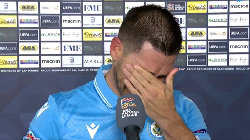 <p>San Marino, tarihinde ilk kez üst üste 2 maç yenilmeyince savunma oyuncusu Rossi, maç sonu verdiği röportajda duygusal anlar yaşadı.</p>