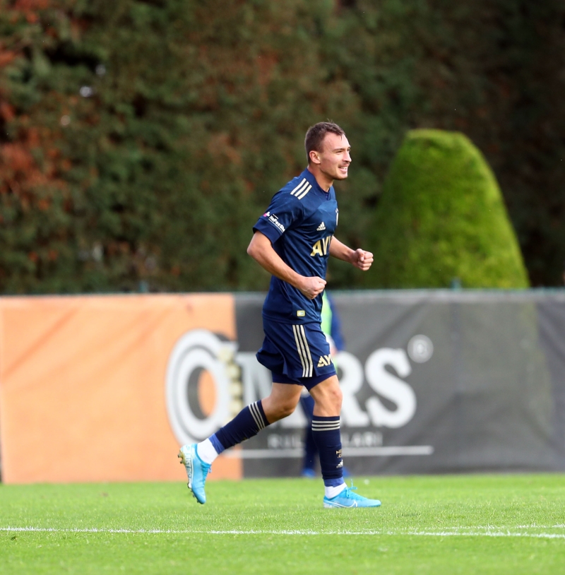 <p>18 yaşındaki Serhat, ilk kez A takımla maça çıkmasına rağmen son derece sakin ve soğukkanlı bir futbol sergiledi. </p>