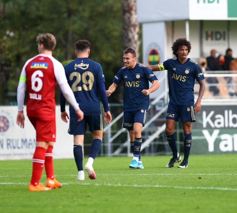 <p>Genç futbolcu, önce Mert Hakan’ın pasında sağ çaprazdan düzgün bir vuruşla şık bir gole imza attı.</p>