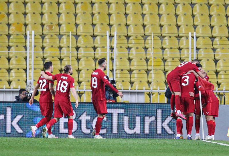 <p><b>10 LDER DORUDAN GDECEK</b></p><p><br></p><p>55 takmn katlaca kura ekiminde 6 takml 5 grup ve 5 takml 5 grup oluturulacak. Gruplarn zirvesinde yer alan 10 lider Katar'da yaplacak Dnya Kupas iin bilet alacak.</p>