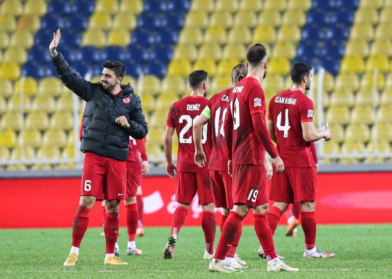 <p>5 gollü maçın ardından Rus basınında konu Ozan Tufan ve maçın hakemi Szymon Marciniak oldu...</p>