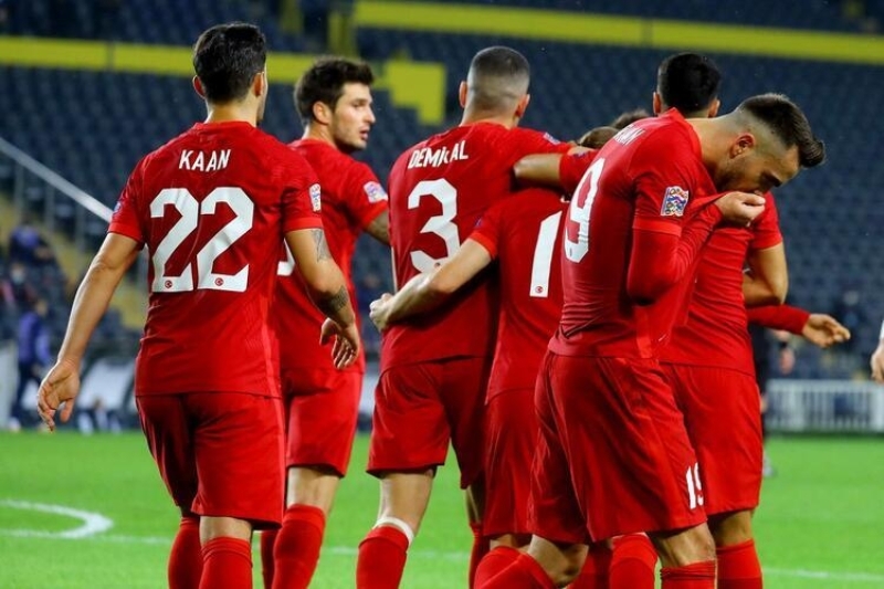 <p>Özellikle penaltı kararını ağır bulan Ruslar, yerde kalan Ozan Tufan'a da yüklenirken Fenerbahçe forması giyen yıldız futbolcuyu 'kendisini yere atmak ve aldatmak' ile suçladı.<br></p>