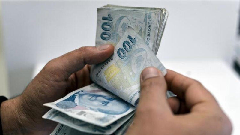 <p><b>TAKSİTLER AKSARSA YAPILANDIRMA BOZULACAK MI?</b></p><p><b><br></b></p><p>Kanundan yararlanmak için ilk 2 taksitin süresinde ödenmesi gerekiyor. İlk iki taksitten sonra ise, bir takvim yılında 2 taksit süresinde ödenmezse bir şans daha verilecek. Bu ödenmeyen 2 taksit, son taksiti izleyen ayda gecikme zammıyla birlikte ödenirse kanundan yararlanmaya devam edilebilecek.</p>
