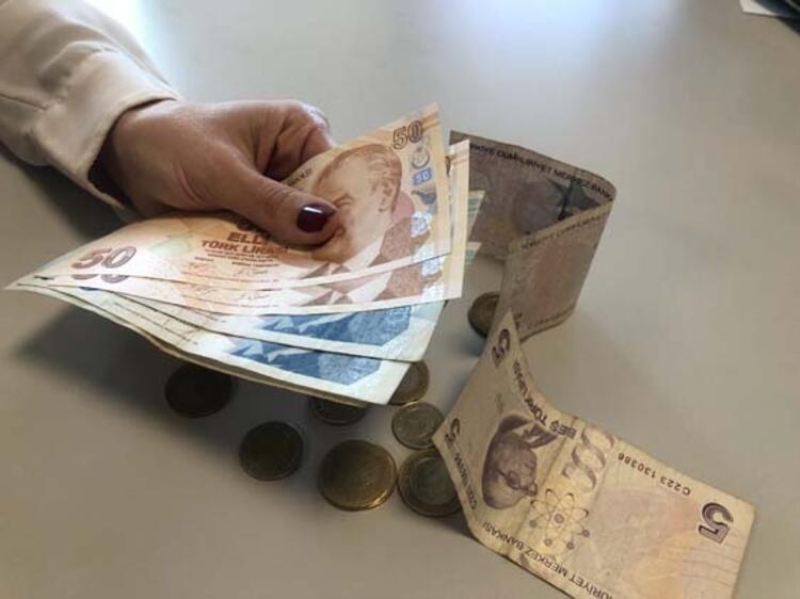 <p><b>VERGİ AFFI HANGİ BORÇLARI KAPSIYOR?</b></p><p><b><br></b></p><p>Vergi yapılandırması, gelir, kurumlar, katma değer vergisi, özel tüketim, motorlu taşıtlar, trafik cezaları, gümrük vergileri, emlak, çevre temizlik vergileriyle ceza ve gecikme faizlerini de kapsayacak. Ayrıca sigorta primlerinden öğrenim kredisine kadar devlete olan borçların taksitlerle ödenmesini sağlayacak.</p>