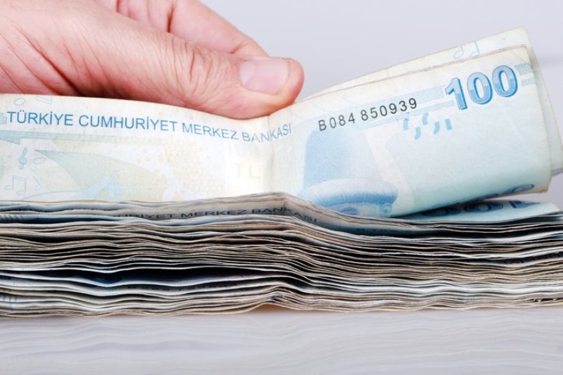 <p><b>BORÇ YAPILANDIRMASI TRAFİK CEZALARINI KAPSIYOR MU?</b></p><p><b><br></b></p><p>Yasa, 4 milyon kişinin borcunu yapılandırmasını sağlayacak. Toplamda 500 milyar liralık borcun yapılandırılmasının sağlayacak yasa sayesinde, vergi affı trafik cezalarını da kapsıyor. </p>
