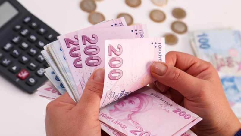 <p><b>YÜZDE 50 İNDİRİM YAPILACAK</b></p><p><b><br></b></p><p>Açıklamada, taksitli ödeme seçeneğinin tercih edilmesi halinde, ilk taksitin süresinde ödenmesi şartıyla, ikinci taksit ödeme süresi içinde geri kalan taksitlerin tamamının ödenmesi halinde sağlanan kolaylığa da işaret edilerek, 'Yİ-ÜFE oranında hesaplanan tutardan ayrıca yüzde 50 indirim yapılması, trafik para cezaları ve diğer idari para cezaları asıllarında yüzde 12,5 indirim yapılması, yapılandırılan tutarların peşin veya 2'şer aylık dönemlerde 6, 9, 12, 18 eşit taksitler halinde ödenmesi, yapılandırılan borçların anlaşmalı bankaların banka kartı ve kredi kartı ile ödenmesi, vadesi 31 Aralık 2014'ten önce olan aslı 100 lira ve altındaki borçların silinmesi, 7143 sayılı Kanun kapsamında devam eden borçların yeniden yapılandırılması, 6183 sayılı Kanun kapsamında tecili devam eden borçların yeniden yapılandırılması imkanları da sağlandı.' ifadelerine yer verildi.</p>