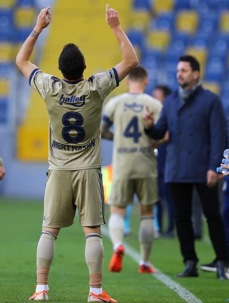 <p>Kalede Altay Bayndr'n oynad sar-lacivertlilerin savunma drtlsn Lemos, Tisserand, Serdar Aziz ve Novak oluturdu. Savunmann nnde Luis Gustavo ile Sosa grev yaparken, kanatlarda Perotti ve Pelkas oynad. Santrfor arkasnda Mert Hakan Yanda'n sahaya kt ilk 11'in ileri ucunda ise Cisse grev ald.</p>