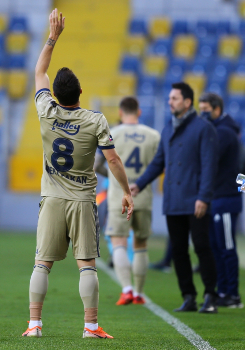 <p><b>BULUT'UN 100. MAI </b></p><p>Kariyerinde Yeni Malatyaspor ve Aytemiz Alanyaspor'dan sonra Fenerbahe'yi altran Bulut, teknik adam olarak 100. snavn Genlerbirlii karsnda verdi. Bulut, sar-lacivertlilerin banda 9, Yeni Malatyaspor'da 57, Aytemiz Alanyaspor'da ise 34 lig karlamasnda saha kenarnda teknik direktr olarak grev yapt.</p>