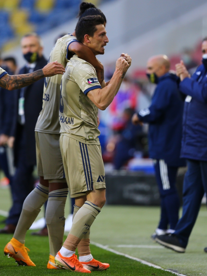 <p><b>DEKLK SONRASI LK MA </b></p><p>Genlerbirlii, milli arada yapt teknik direktrlk deiikliinden sonra ilk mana kt. Krmz-siyahl ekibi daha nce de altran sportif direktr Mustafa Kaplan, Mert Nobre'nin yerine takmn bana getirilmiti.</p>