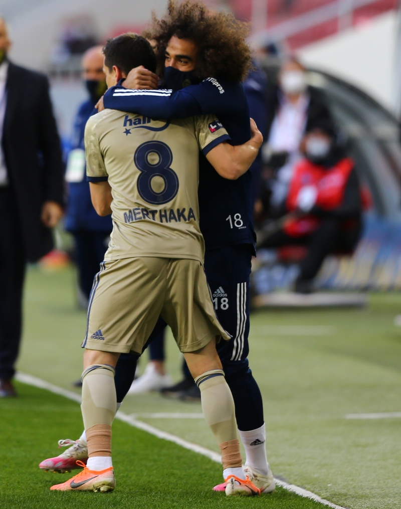 <p><b>BU SEZON BR LK </b></p><p>Fenerbahe'nin bu sezon ceza sahas dndan att ilk gol Mert Hakan Yanda kaydetti.</p>