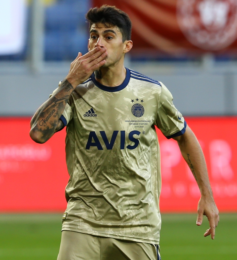 <p><b>GOL SEVNC OLAY OLDU </b></p><p>Milli oyuncunun att goln ardndan yapt sevin de olay oldu.</p>