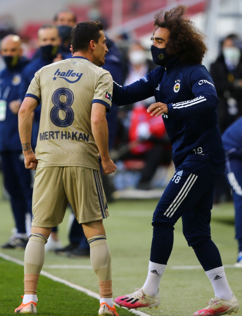 <p><b>MERT HAKAN SFTAH YAPTI </b></p><p>Ayrca Mert Hakan Yanda, sar-lacivertli formayla Sper Lig'deki ilk goln att</p>