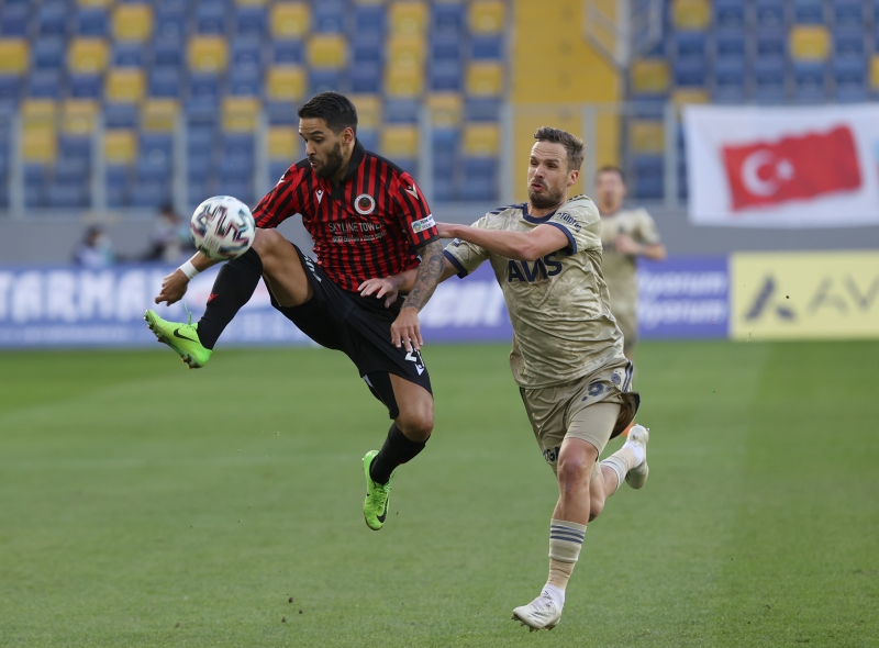 <p>Mert Hakan sonrasnda kenara giderek takm arkada Sadk ile secdeye yatt.</p>