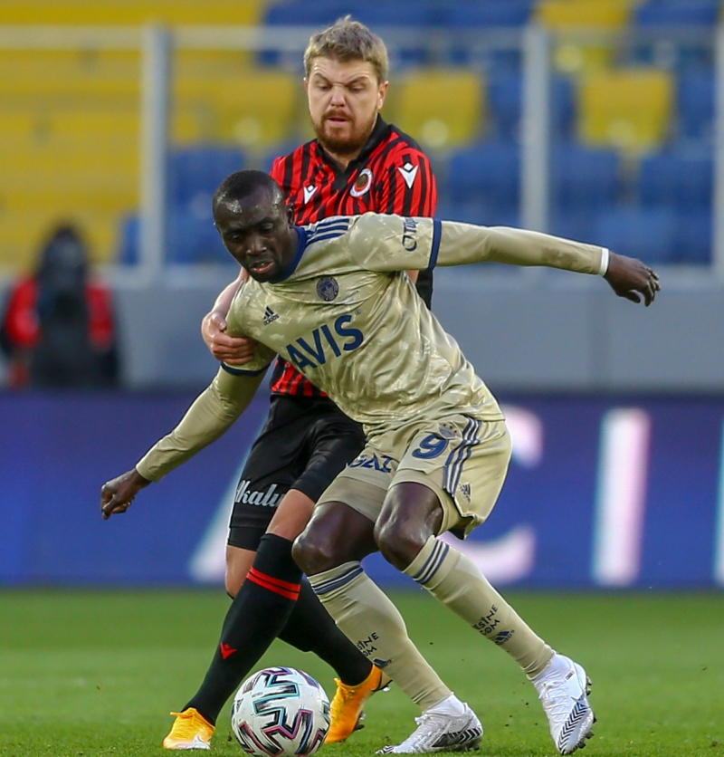 <p><b>BEN BURADAYIM' </b></p><p>Mert Hakan Yanda mthi goln ardndan Cristiano Ronaldo ile zdelemi 'Ben buradaym' temal gol sevincini yapt.</p>