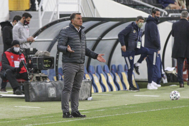 <p>Yaklak 4,5 ay sren bir yayn krizi oldu. TFF sanrm 2 Milyon 650 bin TL istiyordu. Ligin markas bu kadar eder mi, etmez mi bilemem. Cumhurbakan araya girdi, aradaki 300 Milyon TL'lik fark devlet verecek. Byk ihtimal ligin ad Spor Toto Sper Lig olur. Cumhurbakan'nn spora olan katks ortadadr.</p>