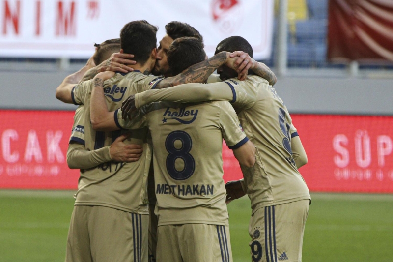 <p>Genlerbirlii oyuncusuna baktm, azn okudum. Genlerbirlii oyuncusu 'nce o faul yapt' dedi, kendi fauln kabul etti. Penalty nerede yaptna da baktm. Genlerbirlii oyuncusu hakl m diye baktm, faul yaptn bildii iin 'nce bana faul yapt' dedi. Hakem Halil Umut Meler tertemiz ma ynetti</p>