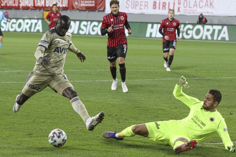 <p><b>PENALTI DORU, HAKEM YYD</b></p>