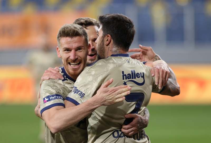 <p>'Bu kadroyu ben de yaparm' demek kolay. O iler yle deil. Erol Hoca duygusal deil ama bu rotasyonu daha nce yapmalyd. Bu kadroyu ynetmek de kolay deildir.<br></p>