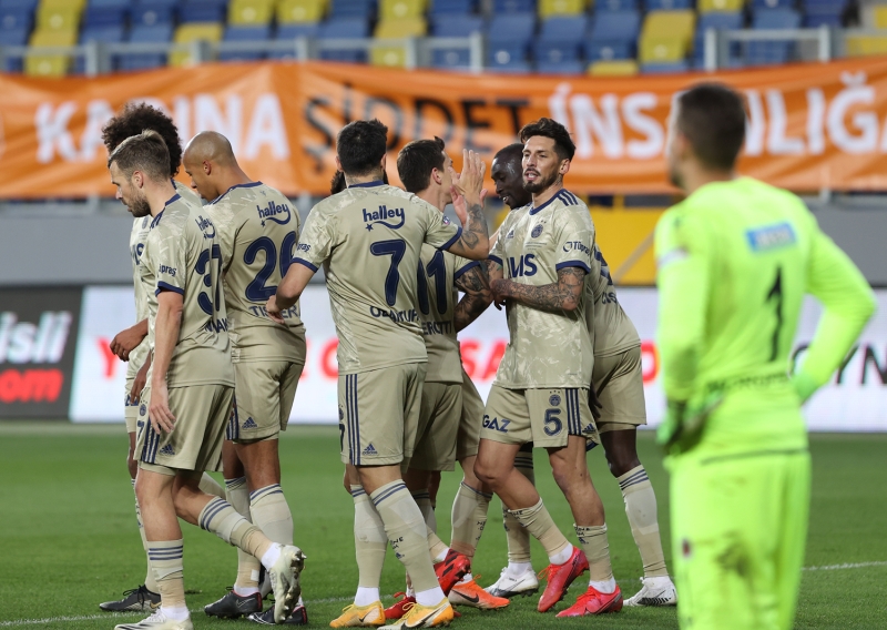 <p>Jose Sosa'dan bahsederken, burada Erol Hoca'ya bir eletirim yok, yanl anlalmasn. Erol Hoca doru planlama yapm, doru hazrlanm. Oyuncu deiikliklerini yapt, snrdaki Luiz Gustavo'yu Beikta derbisi ncesi oyundan ald. Daha erken alabilirdi ama doru iler.</p>