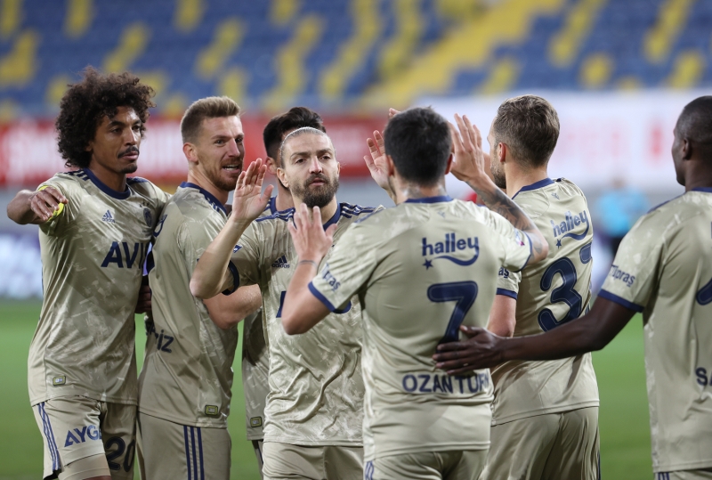 <p>Jose Sosa oyun iinde antrenrdr. Olaanst performans gstermez. 5. golde topu dikti, yle bir bakt ve Serdar Aziz'i grd. Topu direk adrese gnderdi. Antrenr hemen kullan diyecektir ama gerek yok nk Sosa sahada oyuncu ii antrenr.</p>