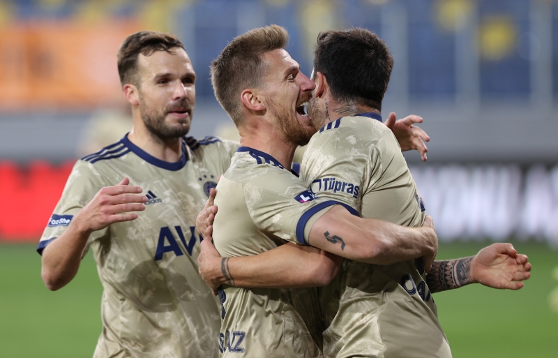 <p>Mert Hakan Yanda, Temmuz aynda 'Ben her ma 8 numaray giyeceim' diyordu ama yedek kald. Erol Hoca iin en byk tehlike bu takm ynetmek. Ancak duruuyla bana ynetebileceini gsterdi. Taktik hatalar, tercih hatalar yapt ama duruu var. Bu kadroyu dezavantaja evirmez.</p>