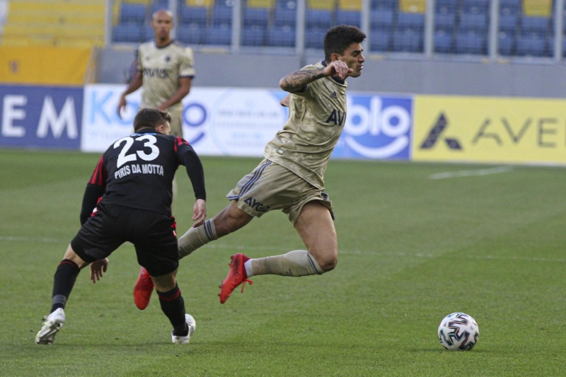 <p>Dimitiris Pelkas' hocas istedii gibi kullanyor. kiye biri seviyor, araya oynamay seviyor, zelliklerini kullanyor. Bu yataki Jose Sosa'dan daha fazlasn alamazsn, biraz daha ste kabilir.</p>