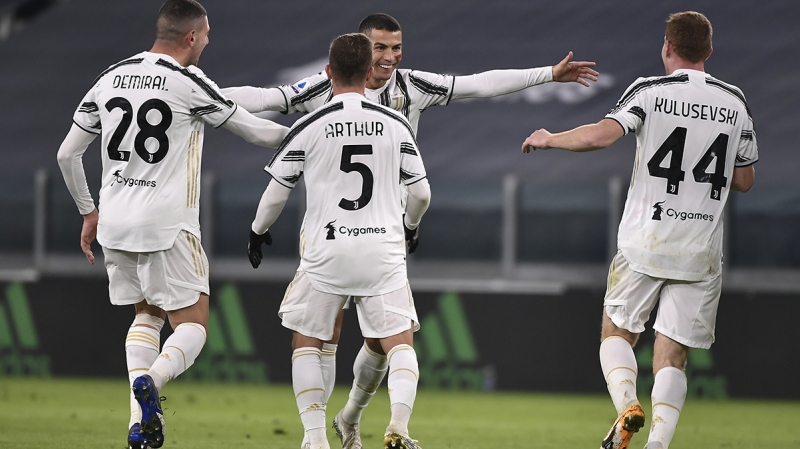 <p>Yaptığı asistin yanı sıra savunmada gösterdiği performansla dikkatleri üzerine çeken Merih Demiral, İtalyan spor gazetelerinde manşetleri süsledi.</p>