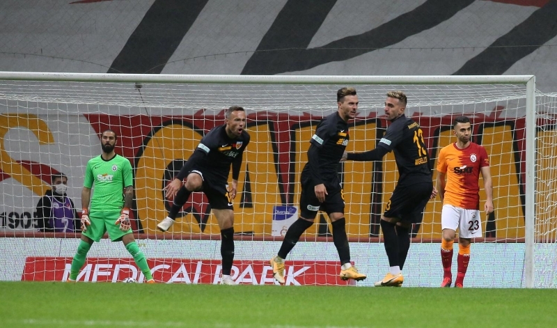 <p>Özellikle ilk yarıda farklı bir sonuçla garantiye alıp içeriye girmeliydik. İyi oynadık ama iyi oynayana kimse puan vermiyor. </p>