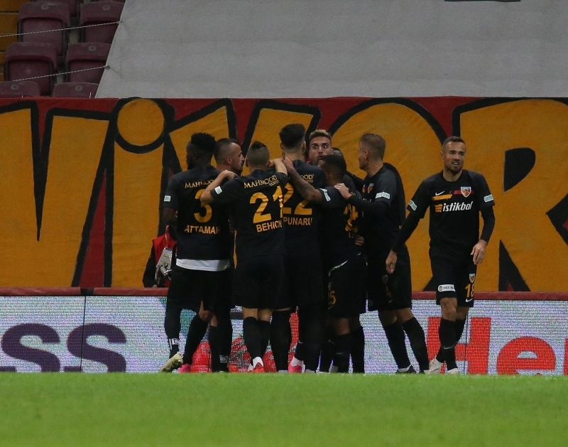 <p>Muhteşem bir yönetim gösteren bir hakem. Genç, oynatıyor, kolay düdük çalmıyor. Kardeşim 10 oyuncu değişti ya. Herkes yatıyor.</p>