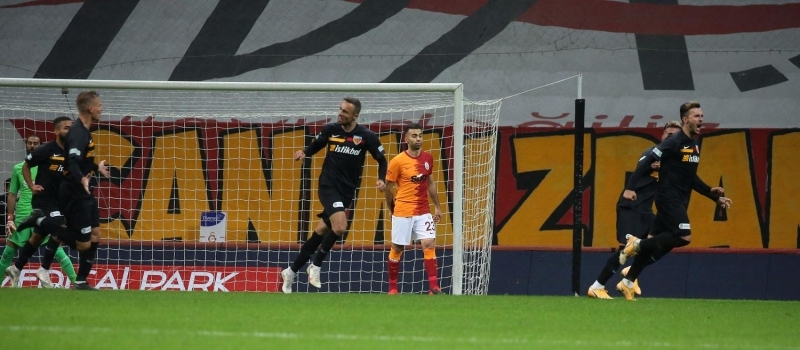 <p>Benim sinirlendiğim tek bir şey var.</p><p>Bugün 5 dakika uzatma verdiler, kaldım sahada, gitmedim. Biz oynamak istiyoruz. </p>