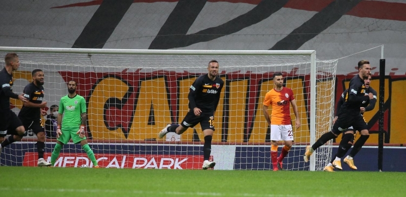 <p>Özellikle ilk yarıda farklı bir sonuçla garantiye alıp içeriye girmeliydik. İyi oynadık ama iyi oynayana kimse puan vermiyor. </p>