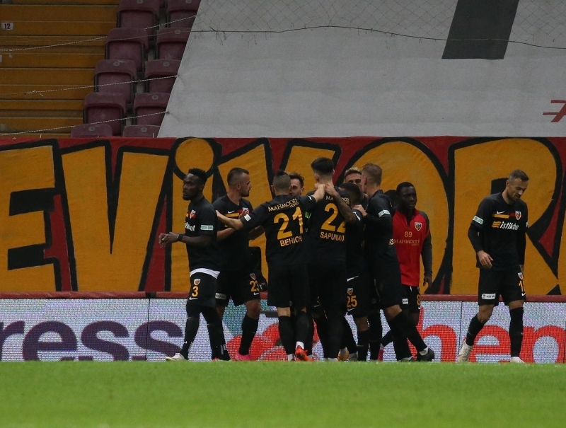 <p>5 dakika mıdır bunun hakkı Allah rızası için. Ali Sami Yen'de bu kadar kolay mı 8, 9, 10 vermemek?</p>