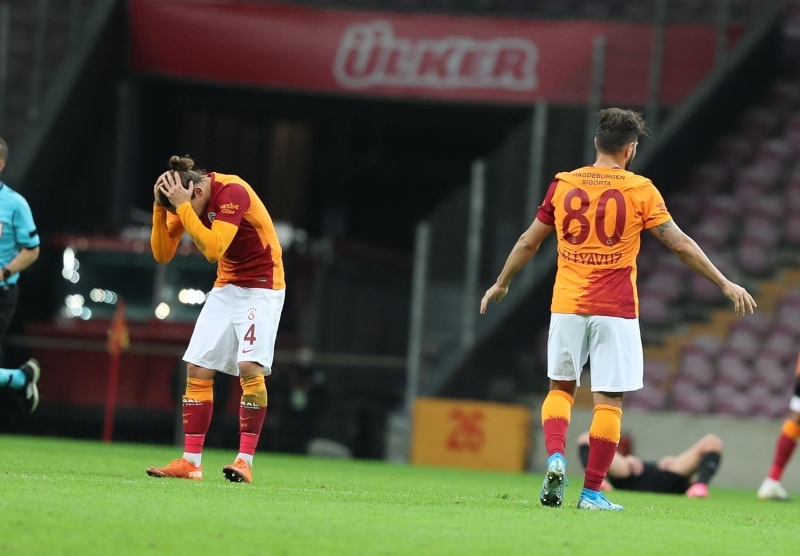 <p>Buna müsaade eden bir Türk hakemliği var. Ben de yerde yatan oyuncuma kızıyorum.</p>