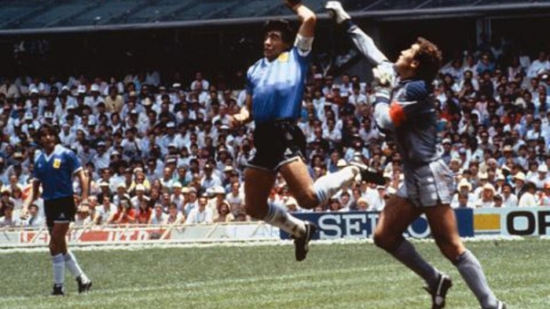 <p>İşte Fotomaç'ın haberine göre Maradona'nın ölüm haberini aynı başlıklarla yayınlayan 4 İngiliz gazetesi:</p>